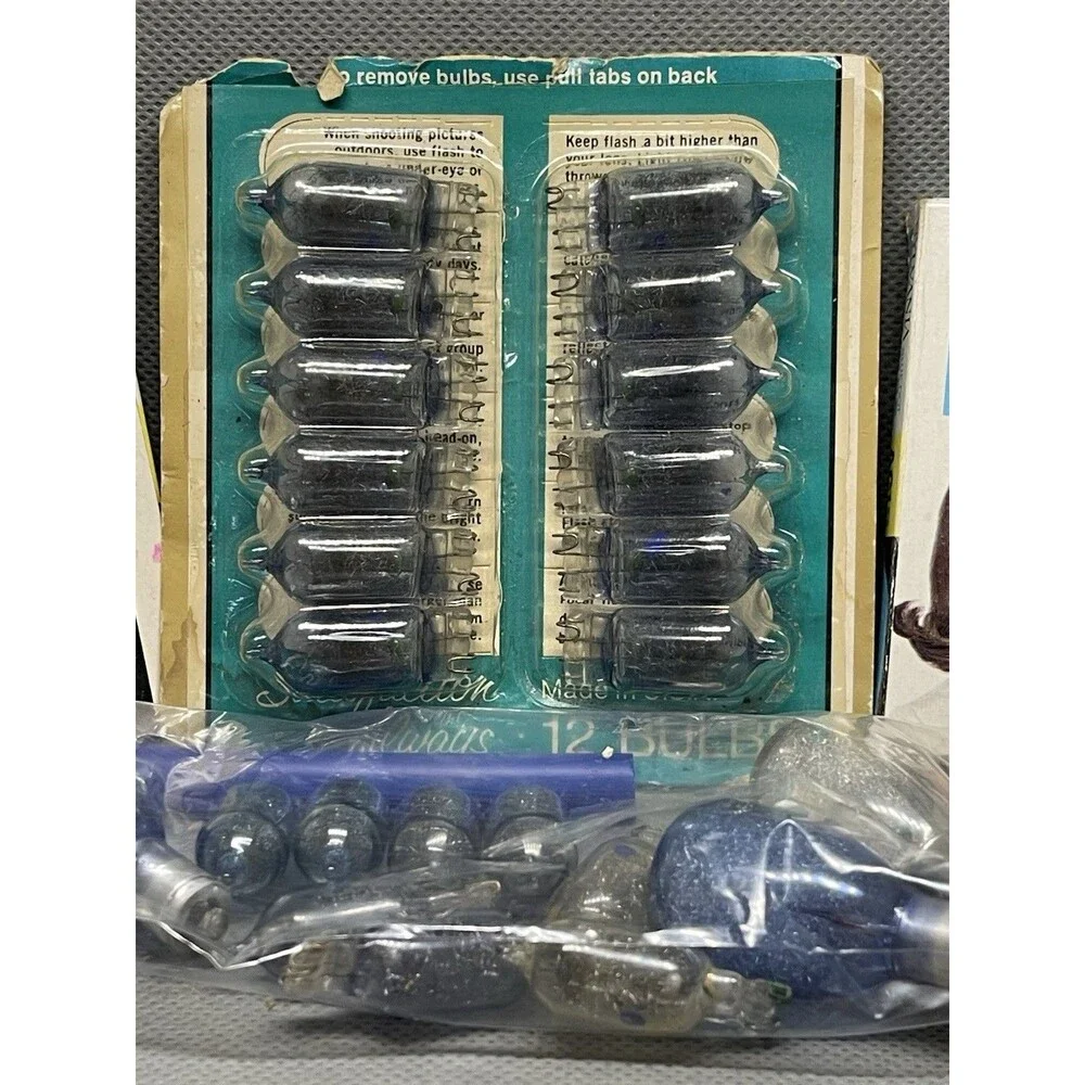 VINTAGE Large Lot Of GE AG-1 FLASHBULBS
